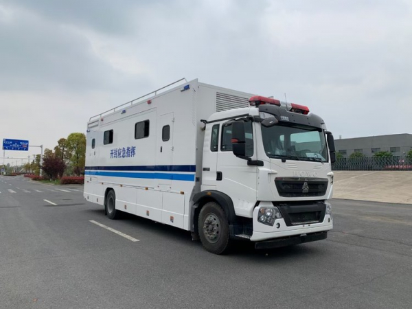 移动应急指挥车